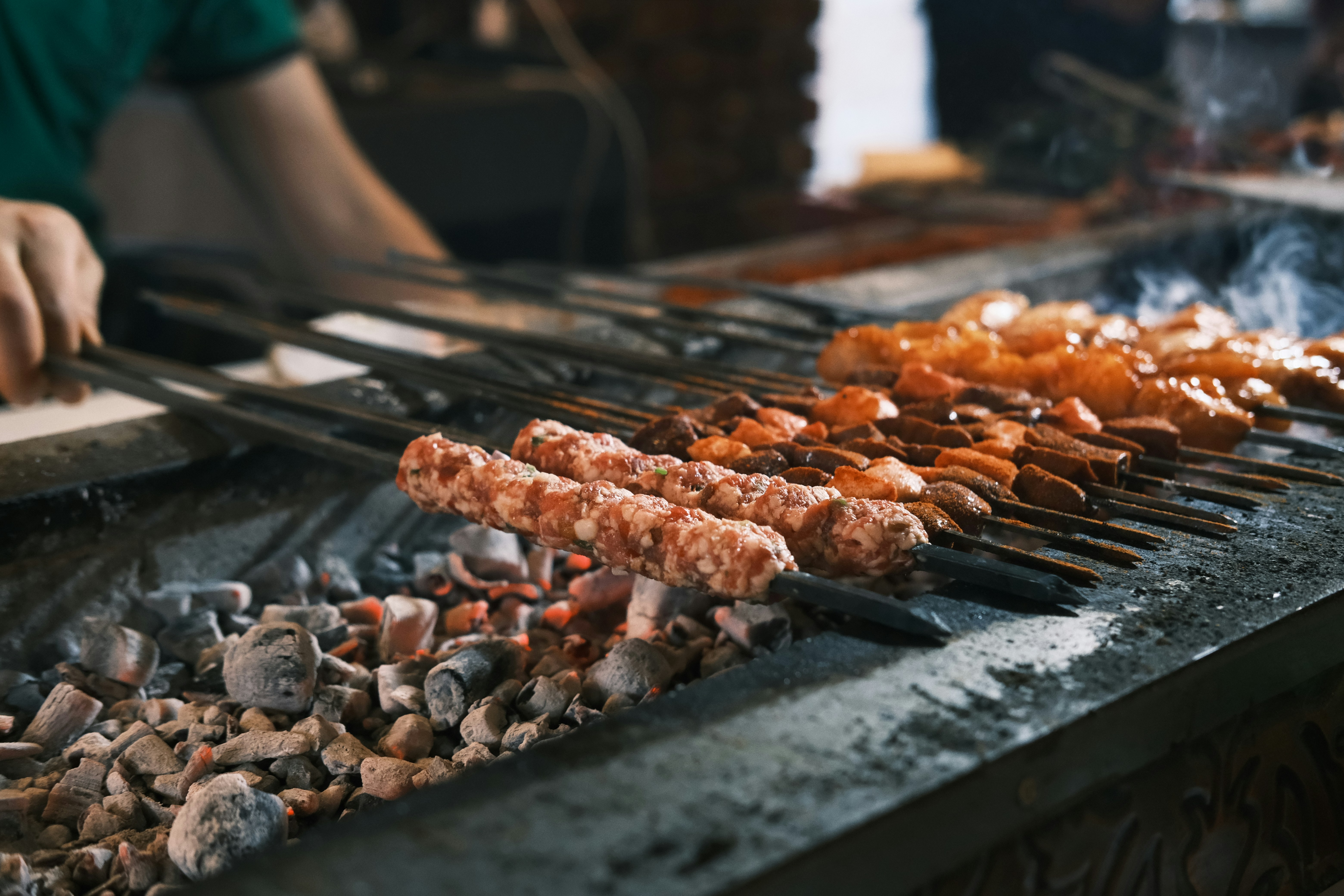 Holzkohlegrill mit frischem Fleisch